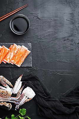 포토 JPG 해외이미지 젓가락 검은배경 실내 사람없음 하이앵글 꽃게 해산물 반쪽 슬라이스 게다리 돌판 맛살 카피스페이스 해외포토 음식 뷰포인트 백그라운드 수저 내부 검은색 공백 게 돌_바위 파일형식