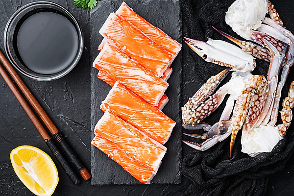 포토 JPG 해외이미지 젓가락 검은배경 실내 사람없음 꽃게 레몬 해산물 반쪽 슬라이스 게다리 돌판 맛살 해외포토 음식 백그라운드 과일 수저 내부 검은색 게 돌_바위 파일형식