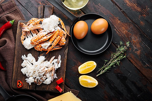 포토 JPG 해외이미지 실내 사람없음 계란 꽃게 프라이팬 레몬 허브 해산물 반쪽 슬라이스 홍고추 게다리 게살 나무도마 나무배경 해외포토 식물 음식 백그라운드 과일 고추 주방용품 도마 내부 목재 알 게 파일형식