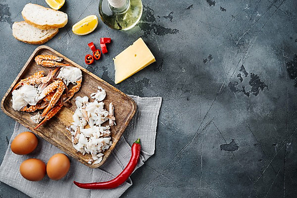 포토 JPG 해외이미지 회색배경 치즈 실내 사람없음 계란 꽃게 올리브오일 바게트 레몬 해산물 반쪽 슬라이스 홍고추 게다리 게살 나무쟁반 카피스페이스 해외포토 음식 빵 백그라운드 과일 고추 유제품 쟁반 내부 목재 알 공백 회색 게 기름_음식 파일형식