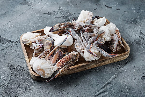 포토 JPG 해외이미지 회색배경 실내 사람없음 냉동 꽃게 해산물 담기 반쪽 날것 슬라이스 게다리 나무쟁반 얼림 해외포토 백그라운드 컨셉 모션 쟁반 내부 목재 회색 게 파일형식