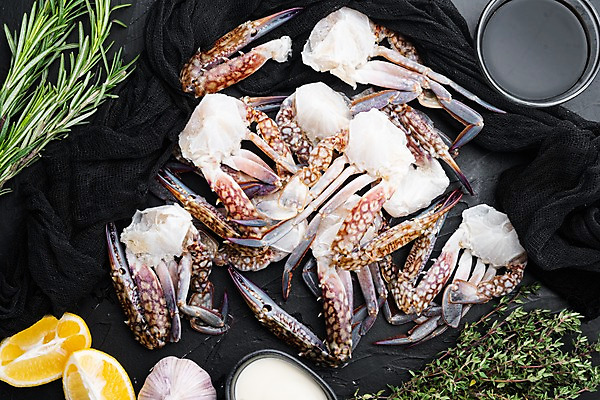 포토 JPG 해외이미지 검은배경 실내 사람없음 꽃게 소스 천 레몬 허브 해산물 반쪽 날것 슬라이스 로즈메리 게다리 해외포토 식물 백그라운드 과일 내부 검은색 게 직물 양념 파일형식