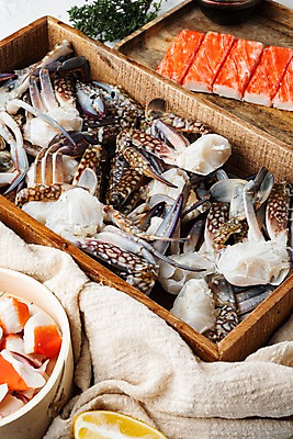 포토 JPG 해외이미지 실내 사람없음 꽃게 나무상자 해산물 담기 반쪽 날것 슬라이스 게다리 맛살 해외포토 음식 모션 내부 상자 게 파일형식