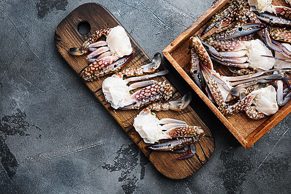 포토 JPG 해외이미지 회색배경 실내 사람없음 꽃게 나무상자 해산물 담기 반쪽 날것 슬라이스 게다리 나무도마 해외포토 백그라운드 모션 도마 내부 목재 상자 회색 게 파일형식