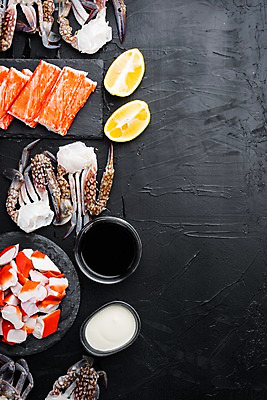 포토 JPG 해외이미지 검은배경 실내 사람없음 하이앵글 꽃게 레몬 해산물 반쪽 날것 슬라이스 게다리 돌판 맛살 카피스페이스 해외포토 음식 뷰포인트 백그라운드 과일 내부 검은색 공백 게 돌_바위 파일형식