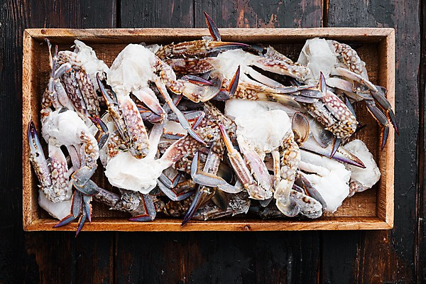 포토 JPG 해외이미지 실내 사람없음 냉동 꽃게 나무상자 해산물 담기 반쪽 날것 슬라이스 게다리 나무배경 얼림 해외포토 백그라운드 컨셉 모션 내부 상자 게 파일형식