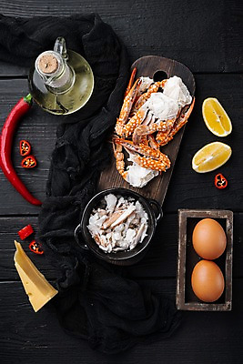 포토 JPG 해외이미지 검은배경 치즈 실내 사람없음 계란 꽃게 올리브오일 냄비 나무상자 천 레몬 해산물 반쪽 슬라이스 홍고추 게다리 게살 나무도마 해외포토 음식 백그라운드 과일 고추 유제품 도마 내부 목재 상자 알 검은색 게 직물 기름_음식 솥 파일형식