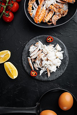 포토 JPG 해외이미지 접시 방울토마토 검은배경 실내 사람없음 계란 꽃게 프라이팬 레몬 해산물 반쪽 슬라이스 홍고추 게다리 게살 돌판 해외포토 식기 음식 백그라운드 토마토 과일 고추 주방용품 내부 알 검은색 게 돌_바위 파일형식