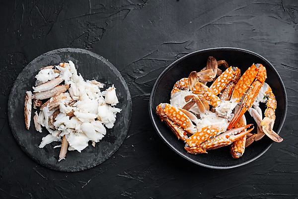 포토 JPG 해외이미지 그릇 검은배경 실내 사람없음 꽃게 해산물 담기 반쪽 슬라이스 게다리 게살 돌판 해외포토 식기 음식 백그라운드 모션 내부 검은색 게 돌_바위 파일형식