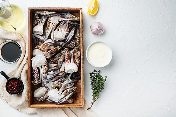 포토 JPG 해외이미지 실내 사람없음 하이앵글 꽃게 올리브오일 나무상자 레몬 허브 해산물 흰배경 담기 반쪽 날것 슬라이스 게다리 통마늘 통후추 카피스페이스 해외포토 식물 뷰포인트 백그라운드 과일 모션 마늘 내부 상자 공백 게 흰색 기름_음식 후추 파일형식