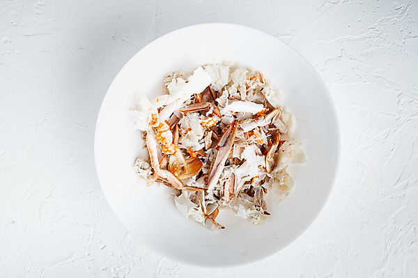 포토 JPG 해외이미지 그릇 실내 사람없음 꽃게 해산물 흰배경 담기 반쪽 슬라이스 삶기 집게발 해외포토 식기 백그라운드 모션 내부 게 흰색 파일형식