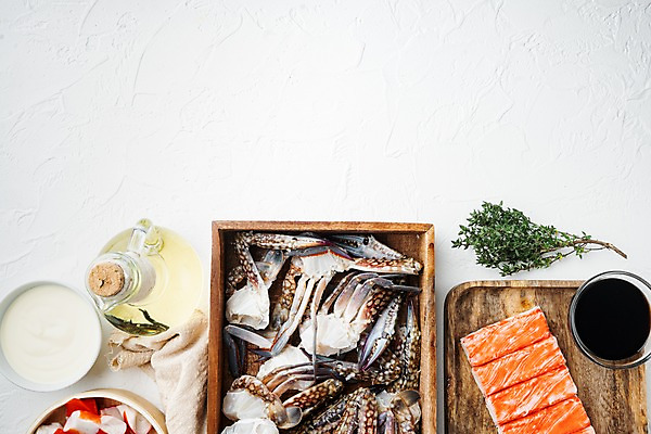 포토 JPG 해외이미지 실내 사람없음 하이앵글 꽃게 올리브오일 나무상자 허브 해산물 흰배경 담기 반쪽 날것 슬라이스 게다리 나무쟁반 맛살 카피스페이스 해외포토 식물 음식 뷰포인트 백그라운드 모션 쟁반 내부 목재 상자 공백 게 흰색 기름_음식 파일형식