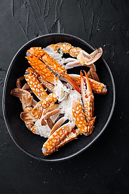 포토 JPG 해외이미지 그릇 검은배경 실내 사람없음 하이앵글 꽃게 해산물 담기 게다리 집게발 해외포토 식기 뷰포인트 백그라운드 모션 내부 검은색 게 파일형식