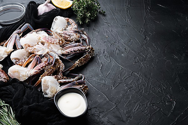 포토 JPG 해외이미지 검은배경 실내 사람없음 꽃게 해산물 반쪽 날것 슬라이스 게다리 카피스페이스 해외포토 백그라운드 내부 검은색 공백 게 파일형식