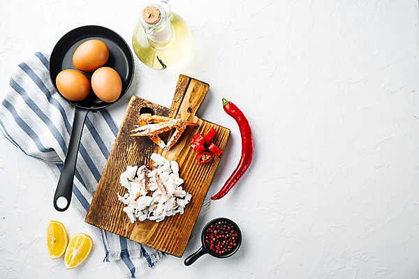 포토 JPG 해외이미지 실내 사람없음 하이앵글 계란 꽃게 프라이팬 올리브오일 레몬 해산물 흰배경 홍고추 게다리 게살 나무도마 통후추 해외포토 음식 뷰포인트 백그라운드 과일 고추 주방용품 도마 내부 목재 알 게 흰색 기름_음식 후추 파일형식