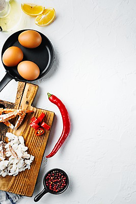 포토 JPG 해외이미지 실내 사람없음 계란 꽃게 프라이팬 레몬 해산물 흰배경 홍고추 게다리 게살 나무도마 통후추 카피스페이스 해외포토 음식 백그라운드 과일 고추 주방용품 도마 내부 목재 알 공백 게 흰색 후추 파일형식