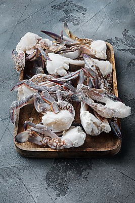 포토 JPG 해외이미지 회색배경 실내 사람없음 냉동 꽃게 해산물 담기 반쪽 날것 슬라이스 게다리 나무쟁반 얼림 해외포토 백그라운드 컨셉 모션 쟁반 내부 목재 회색 게 파일형식