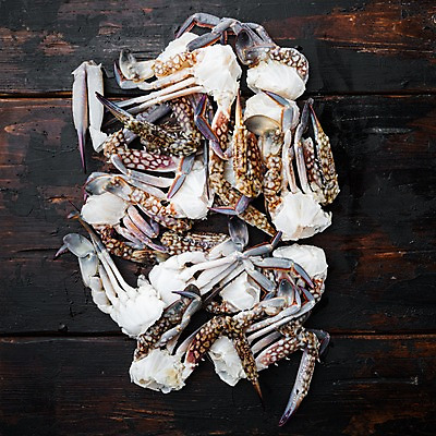 포토 JPG 해외이미지 실내 사람없음 하이앵글 꽃게 가득함 해산물 반쪽 날것 슬라이스 게다리 나무배경 해외포토 뷰포인트 백그라운드 내부 게 파일형식