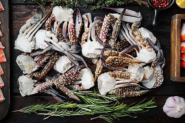 포토 JPG 해외이미지 실내 사람없음 하이앵글 꽃게 가득함 해산물 반쪽 날것 슬라이스 로즈메리 게다리 통마늘 나무배경 해외포토 뷰포인트 백그라운드 마늘 내부 게 허브 파일형식