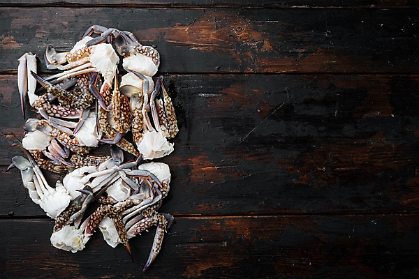 포토 JPG 해외이미지 실내 사람없음 하이앵글 꽃게 해산물 반쪽 날것 슬라이스 게다리 카피스페이스 나무배경 해외포토 뷰포인트 백그라운드 내부 공백 게 파일형식