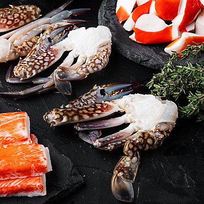 포토 JPG 해외이미지 검은배경 실내 근접촬영 사람없음 꽃게 허브 해산물 반쪽 슬라이스 게다리 돌판 맛살 해외포토 식물 음식 뷰포인트 백그라운드 내부 검은색 게 돌_바위 파일형식