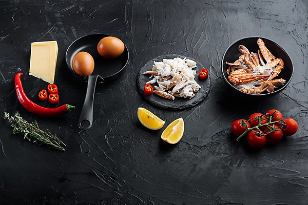 포토 JPG 해외이미지 그릇 방울토마토 검은배경 치즈 실내 사람없음 계란 꽃게 프라이팬 레몬 허브 해산물 담기 반쪽 슬라이스 홍고추 게다리 게살 돌판 해외포토 식물 식기 음식 백그라운드 토마토 과일 모션 고추 주방용품 유제품 내부 알 검은색 게 돌_바위 파일형식