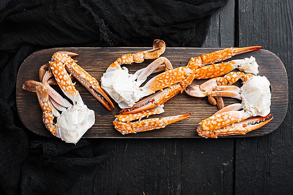 포토 JPG 해외이미지 검은배경 실내 사람없음 하이앵글 꽃게 해산물 반쪽 슬라이스 일렬 게다리 나무도마 집게발 해외포토 뷰포인트 백그라운드 도마 내부 목재 검은색 게 파일형식