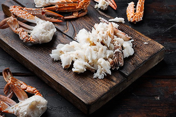 포토 JPG 해외이미지 실내 사람없음 꽃게 해산물 반쪽 슬라이스 게다리 게살 나무도마 나무배경 해외포토 음식 백그라운드 도마 내부 목재 게 파일형식