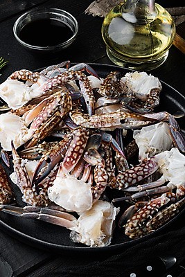 포토 JPG 해외이미지 검은배경 쟁반 실내 사람없음 꽃게 올리브오일 해산물 담기 반쪽 날것 슬라이스 게다리 해외포토 백그라운드 모션 내부 검은색 게 기름_음식 파일형식