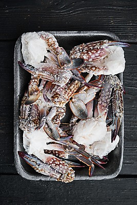 포토 JPG 해외이미지 검은배경 쟁반 실내 사람없음 하이앵글 냉동 꽃게 해산물 담기 반쪽 날것 슬라이스 게다리 얼림 해외포토 뷰포인트 백그라운드 컨셉 모션 내부 검은색 게 파일형식