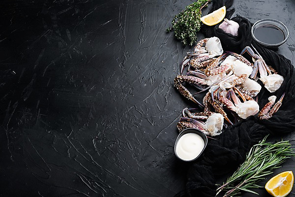 포토 JPG 해외이미지 검은배경 실내 사람없음 꽃게 레몬 허브 해산물 반쪽 날것 슬라이스 로즈메리 게다리 카피스페이스 해외포토 식물 백그라운드 과일 내부 검은색 공백 게 파일형식