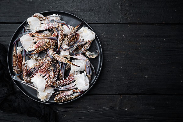 포토 JPG 해외이미지 검은배경 쟁반 실내 사람없음 하이앵글 꽃게 해산물 담기 반쪽 날것 슬라이스 게다리 카피스페이스 해외포토 뷰포인트 백그라운드 모션 내부 검은색 공백 게 파일형식
