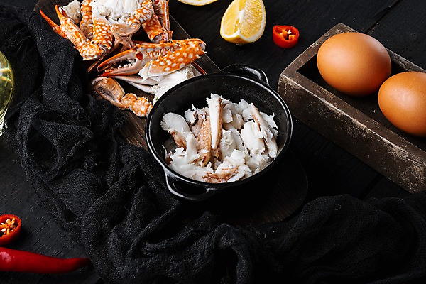 포토 JPG 해외이미지 검은배경 실내 사람없음 계란 꽃게 냄비 나무상자 레몬 해산물 담기 반쪽 슬라이스 홍고추 게다리 게살 해외포토 음식 백그라운드 과일 모션 고추 내부 상자 알 검은색 게 솥 파일형식