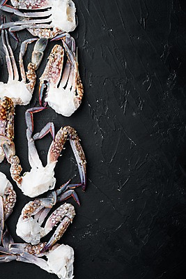 포토 JPG 해외이미지 검은배경 실내 사람없음 꽃게 해산물 반쪽 날것 슬라이스 게다리 카피스페이스 해외포토 백그라운드 내부 검은색 공백 게 파일형식