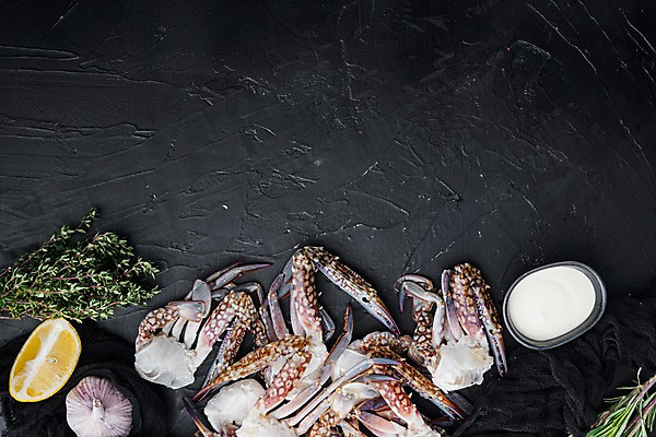 포토 JPG 해외이미지 검은배경 실내 사람없음 꽃게 레몬 허브 해산물 반쪽 날것 슬라이스 게다리 통마늘 카피스페이스 해외포토 식물 백그라운드 과일 마늘 내부 검은색 공백 게 파일형식