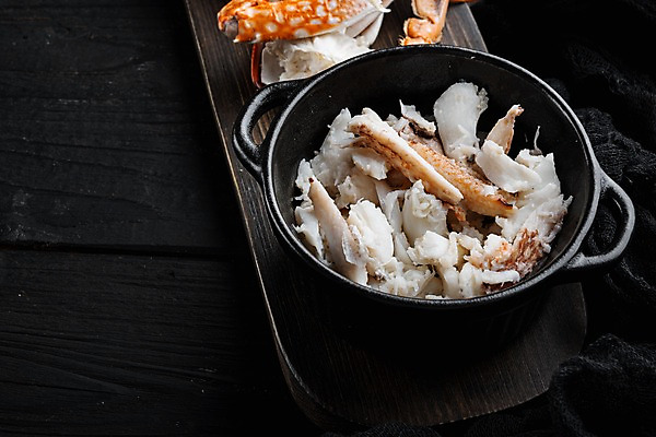 포토 JPG 해외이미지 검은배경 실내 사람없음 꽃게 냄비 해산물 담기 게다리 게살 나무도마 해외포토 음식 백그라운드 모션 도마 내부 목재 검은색 게 솥 파일형식