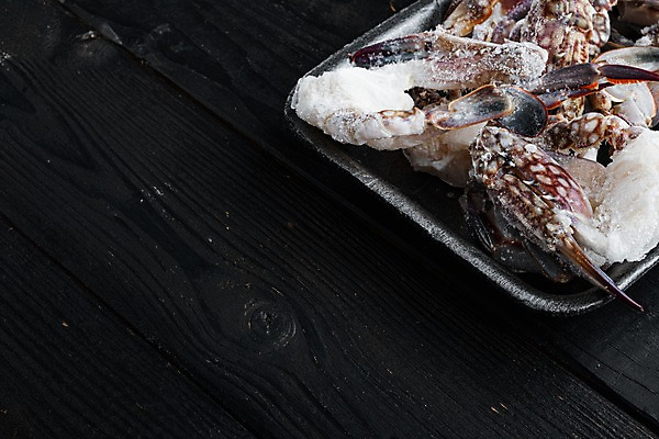 포토 JPG 해외이미지 검은배경 쟁반 실내 근접촬영 사람없음 냉동 꽃게 해산물 담기 반쪽 날것 슬라이스 게다리 카피스페이스 얼림 해외포토 뷰포인트 백그라운드 컨셉 모션 내부 검은색 공백 게 파일형식