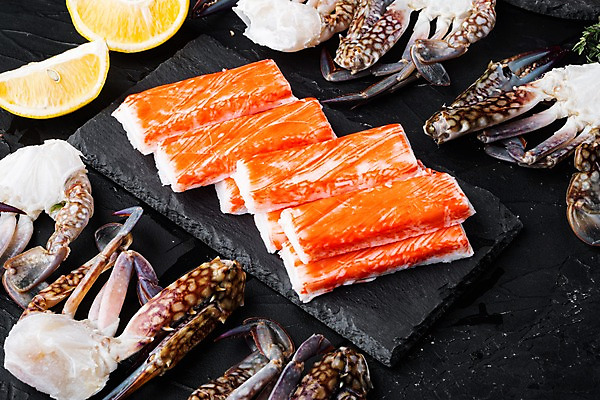 포토 JPG 해외이미지 검은배경 실내 근접촬영 사람없음 꽃게 레몬 해산물 반쪽 슬라이스 게다리 돌판 맛살 해외포토 음식 뷰포인트 백그라운드 과일 내부 검은색 게 돌_바위 파일형식