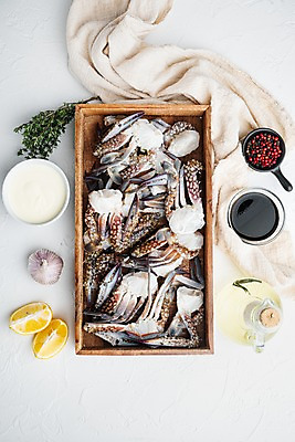 포토 JPG 해외이미지 실내 사람없음 하이앵글 꽃게 소스 올리브오일 나무상자 천 레몬 허브 해산물 흰배경 담기 반쪽 날것 슬라이스 게다리 통마늘 통후추 해외포토 식물 뷰포인트 백그라운드 과일 모션 마늘 내부 상자 게 흰색 직물 양념 기름_음식 후추 파일형식