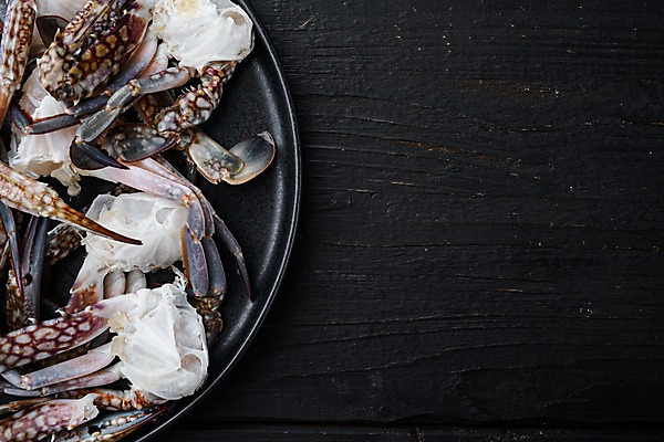 포토 JPG 해외이미지 검은배경 쟁반 실내 사람없음 꽃게 해산물 담기 반쪽 날것 슬라이스 게다리 카피스페이스 해외포토 백그라운드 모션 내부 검은색 공백 게 파일형식