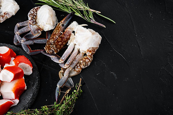 포토 JPG 해외이미지 검은배경 실내 사람없음 꽃게 허브 해산물 반쪽 슬라이스 로즈메리 게다리 맛살 카피스페이스 해외포토 식물 음식 백그라운드 내부 검은색 공백 게 파일형식