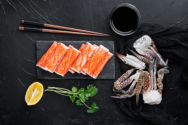 포토 JPG 해외이미지 젓가락 검은배경 실내 사람없음 하이앵글 꽃게 레몬 해산물 반쪽 슬라이스 게다리 돌판 맛살 해외포토 음식 뷰포인트 백그라운드 과일 수저 내부 검은색 게 돌_바위 파일형식