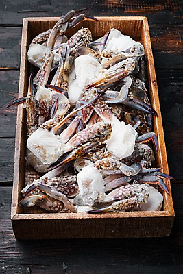 포토 JPG 해외이미지 실내 사람없음 꽃게 나무상자 가득함 해산물 담기 반쪽 날것 슬라이스 게다리 나무배경 해외포토 백그라운드 모션 내부 상자 게 파일형식