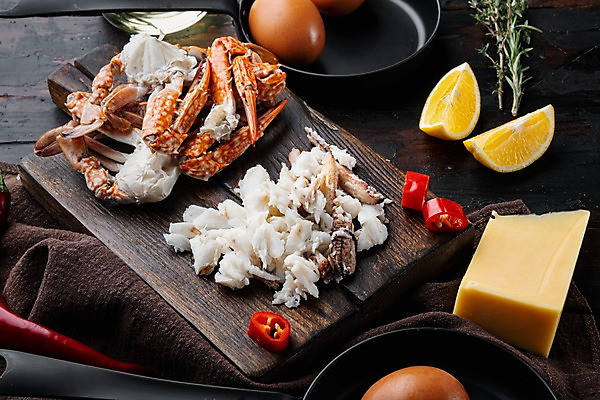 포토 JPG 해외이미지 치즈 실내 사람없음 계란 꽃게 레몬 해산물 반쪽 슬라이스 홍고추 로즈메리 게다리 게살 나무도마 나무배경 해외포토 음식 백그라운드 과일 고추 유제품 도마 내부 목재 알 게 허브 파일형식