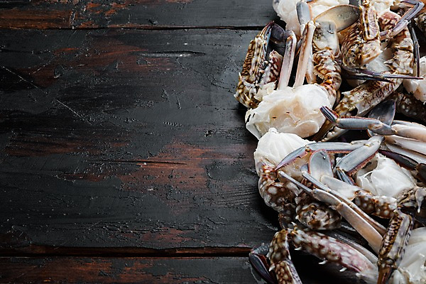 포토 JPG 해외이미지 실내 근접촬영 사람없음 꽃게 해산물 반쪽 날것 슬라이스 게다리 카피스페이스 나무배경 해외포토 뷰포인트 백그라운드 내부 공백 게 파일형식