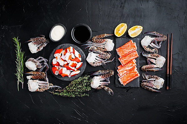 포토 JPG 해외이미지 젓가락 검은배경 실내 사람없음 하이앵글 꽃게 소스 레몬 허브 해산물 반쪽 슬라이스 로즈메리 게다리 돌판 맛살 해외포토 식물 음식 뷰포인트 백그라운드 과일 수저 내부 검은색 게 돌_바위 양념 파일형식