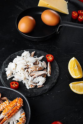 포토 JPG 해외이미지 검은배경 치즈 실내 사람없음 계란 꽃게 프라이팬 레몬 해산물 홍고추 게살 돌판 해외포토 음식 백그라운드 과일 고추 주방용품 유제품 내부 알 검은색 게 돌_바위 파일형식