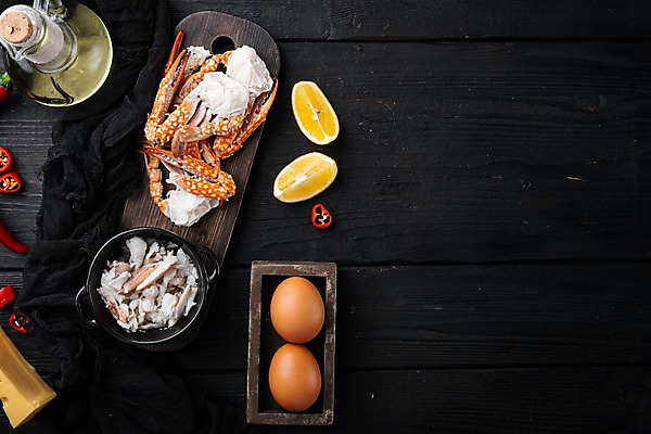 포토 JPG 해외이미지 검은배경 실내 사람없음 계란 꽃게 올리브오일 냄비 나무상자 레몬 해산물 담기 반쪽 슬라이스 게다리 게살 나무도마 해외포토 음식 백그라운드 과일 모션 도마 내부 목재 상자 알 검은색 게 기름_음식 솥 파일형식