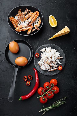 포토 JPG 해외이미지 방울토마토 검은배경 치즈 실내 사람없음 계란 꽃게 프라이팬 레몬 허브 해산물 홍고추 게다리 게살 돌판 해외포토 식물 음식 백그라운드 토마토 과일 고추 주방용품 유제품 내부 알 검은색 게 돌_바위 파일형식