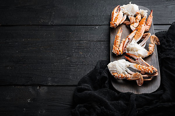 포토 JPG 해외이미지 검은배경 실내 사람없음 꽃게 해산물 반쪽 슬라이스 게다리 나무도마 카피스페이스 해외포토 백그라운드 도마 내부 목재 검은색 공백 게 파일형식